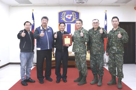 府會首長、立委拜會前指揮官劉慎謨　致贈榮譽縣民證