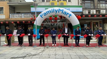 北竿首家全家便利商店開幕　湧現購買人潮