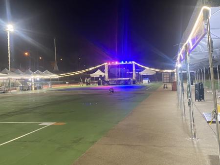 北竿硬地超級馬拉松進入倒數，主會場拱門、舞台及帳棚陸續完成搭設，整體場域逐步到位，賽事氛圍漸趨熱絡。（圖／文：鄭禮頤）