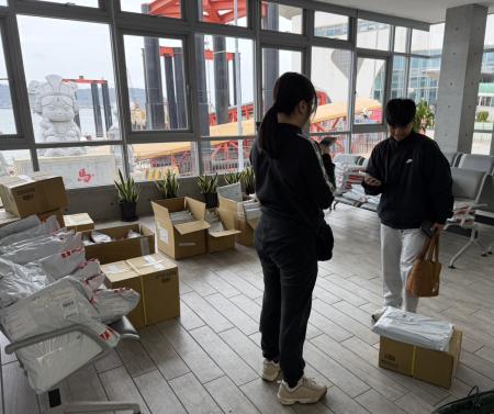 第十屆北竿硬地超級馬拉松開放領取物資，南竿在福澳城鎮之心玻璃屋領取。（圖／文：馮紹夫）