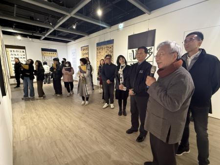 2025中山青年藝術獎巡迴展3月20日於民俗文物館揭幕，國父紀念館長王蘭生率團抵馬，並由獲獎創作者（或評審）為鄉親深入導覽作品意境。（圖／文：王致潔）