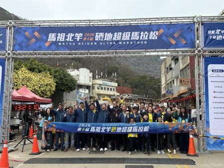 第十屆馬祖北竿硬地超級馬拉松暖身賽登場，貴賓鳴笛後4K休閒、長青及親子組熱情開跑，現場氣氛熱絡。（圖／文：鄭禮頤）