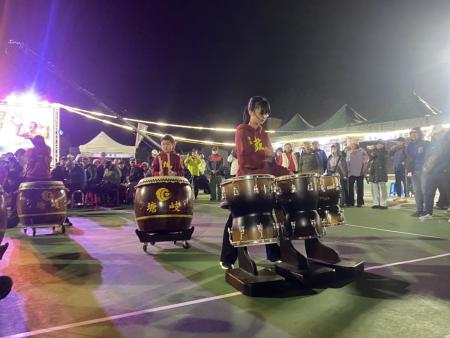 馬鼻灣火砲射擊劃破夜空，運動場晚會節目接力演出，選手與民眾齊聚共度選手之夜。（圖／文：鄭禮頤）