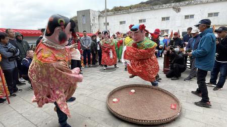 田澳境恭送陳元帥回宮，「搶包」活動、「攔路宴」增添熱鬧氣氛，馬祖四鄉五島擺暝活動同時也畫下句點。（圖／文：宋幸儒）