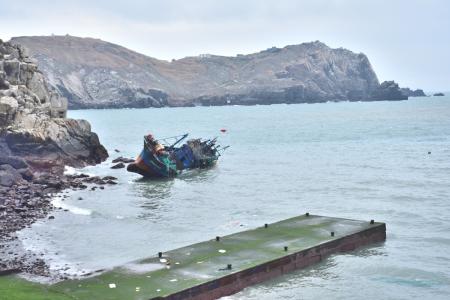 東引北澳口驚見大陸漁船擱淺，船艙進水棄船，現場出現柴油外洩。（圖／文：陳其敏）