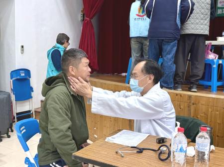 115年度連江縣整合式健康篩檢東莒場21日上午在東莒國小禮堂辦理，鄉親到場依序完成各項檢查流程。（圖／文：蔡夢玲）