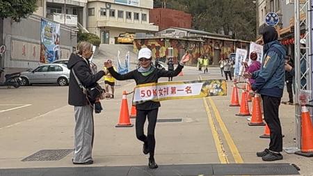 第十屆北竿硬地馬拉松側記／素人頂尖跑者李佳玫　破紀錄奪全馬女冠