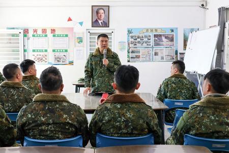 指揮官主持座談，說明訓練重點。