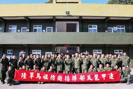 官兵合影留念，展現團隊高昂士氣。