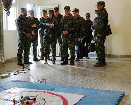 官兵操作無人機，驗證偵察能力。