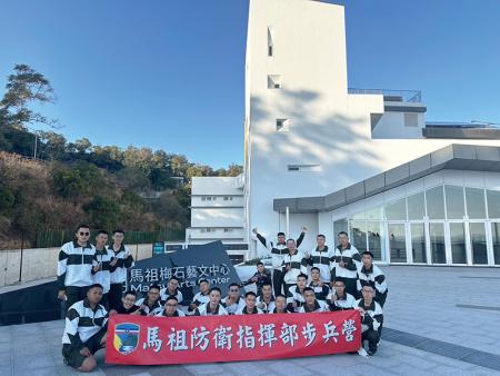 訓員參訪梅石藝文中心，感受軍民共存風貌。