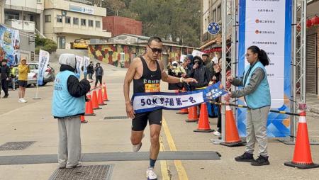 全馬男冠李智群雖然身體狀態不佳，仍發揮強大實力奪下第一。