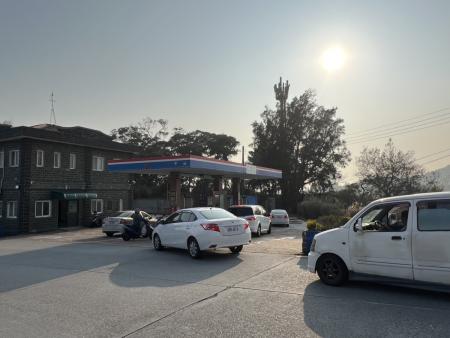 油價持續上漲　梅石加油站湧現排隊車潮