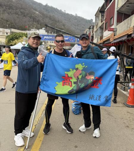 北高守備大隊負重參賽，馬防部指揮官尹昌榮為弟兄嘉勉。