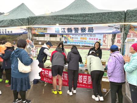 縣警局藉由大型活動持續向民眾宣導防詐，加強民眾反詐騙觀念。（圖：縣警局）