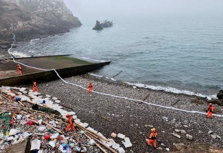 大陸鐵殼漁船擱淺引發柴油外洩疑慮　林德建籲暫停北澳、圓圓澳採貝