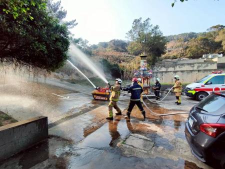 莒光消防分隊結合義消清明公墓火災搶救演練　過程逼真