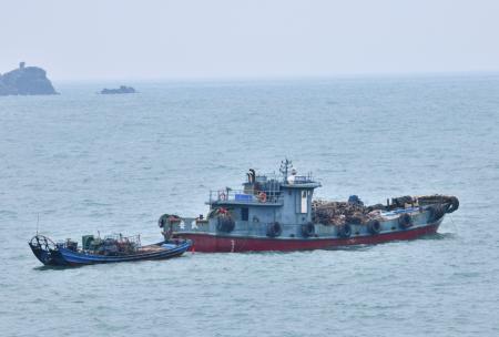 陸籍漁船東引擱淺，大陸連江的拖船「連安養9183」24日抵達北澳展開拖救。（圖／文：陳其敏）