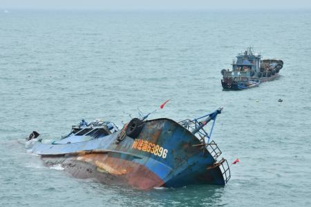 拖船抵東引北澳口　配合潮汐展開拖救！