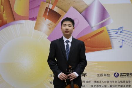 陳昊恩憑藉優異實力，於全國學生音樂比賽勇奪中提琴獨奏、鋼琴獨奏雙甲等佳績。（圖：敬恆國中小）