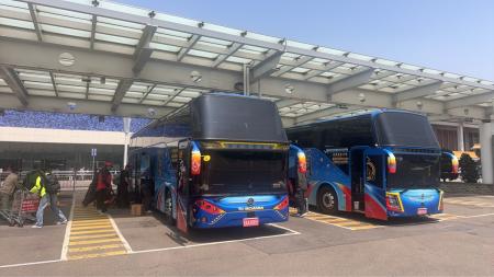 南北之星25日再次啟動疏運，縣長王忠銘、議長張永江前往福澳港關心疏運動態，往返載客446人；交旅局首次試辦松山機場往台北港客運，方便民眾前往搭船。（圖：交旅局）