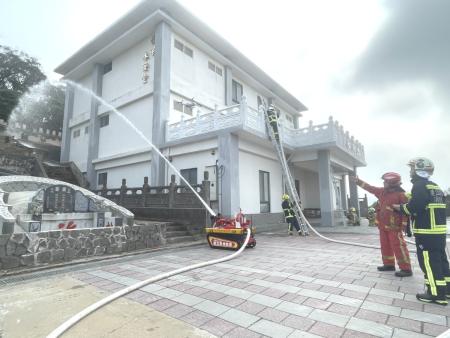 消防局針對公墓執行多場搶救演練