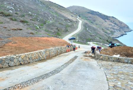 西引島后澳「國之北疆」入口坡道進行石砌牆重建工程，預計近日內完工恢復正常通行。（圖／文：陳其敏）