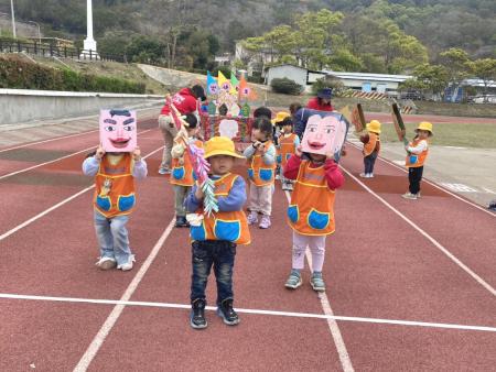 小朋友抬神轎、敲鑼鼓，在運動場上開心彩排，為校慶當日送上祝福做準備。（圖／文：鄭禮頤）