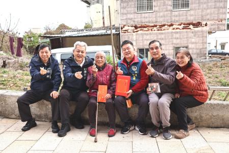 珠螺村楊金珠女士歡慶92歲壽辰，代理秘書長陳明傑代表縣長王忠銘登府祝壽。（圖／文：王致潔）
