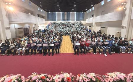 介壽國中小慶祝創校51年，昨日在各界貴賓與親師生共同見證下，校長吳健忠與眾人切下生日蛋糕，歡慶半世紀育才成果。（圖／文：王致潔）