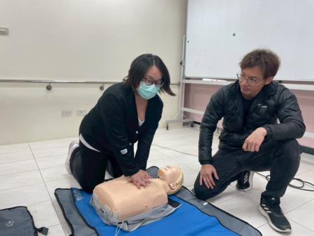 北竿社造中心辦理CPR＋AED訓練課程，教官示範按壓與AED操作，學員分組實作練習，並學習止血與包紮技巧，強化急救應變能力。（圖：北竿社造中心／文：鄭禮頤）