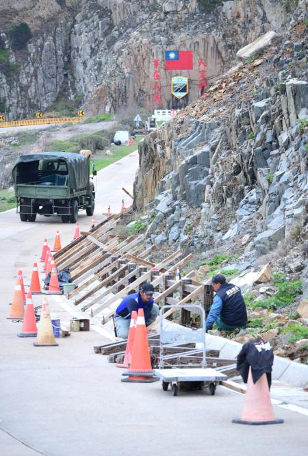 西引島「人定勝天」路段展開邊坡防護工程