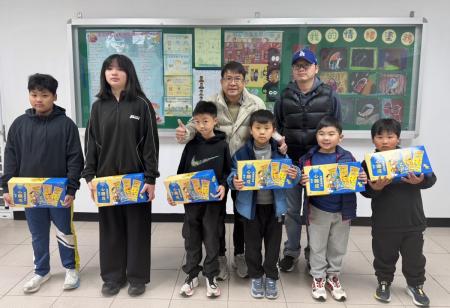 祝福青年節及兒童節　莒光鄉公所致贈東莒、敬恒學子禮物