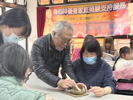 衛生局舉辦「泥好．家照：重塑自我的陶藝時光」家庭照顧者紓壓活動，鄉親共聚捏陶，在指尖與泥土的對話中獲得療癒，找回久違愜意時光。（圖／文：王致潔）