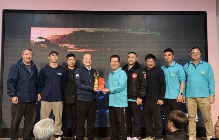 連江縣消防局於北竿舉辦消防義消體技能交流活動，馮俊益副署長頒獎獲勝隊伍，肯定各隊在競賽中的表現與團隊合作成果。（圖／文：鄭禮頤）