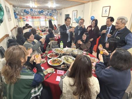 縣長王忠銘、議長張永江及代理秘書長陳明傑等人向辛苦付出的社工及社政人員表達誠摯感謝。（圖／文：王致潔）