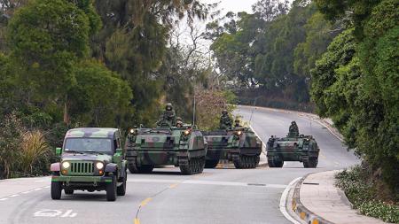 官兵依令實施戰術機動，快速前進至戰術位置。