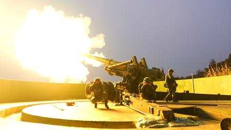 155公厘加農砲率先開火，展現部隊精準射擊。