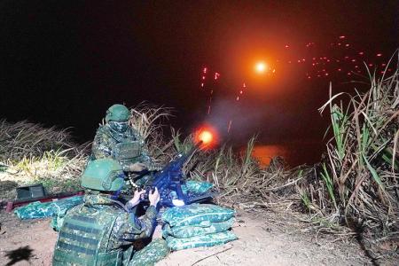 官兵操作50機槍射擊，火力全開，展現強大壓制力。