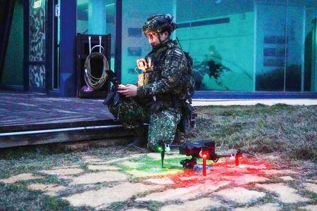 官兵夜間無人機操作。