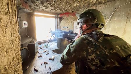 官兵班用機槍射擊，火力全開。