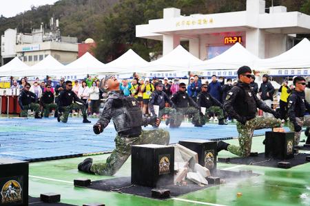 戰技隊震撼演出，炒熱現場氣氛。