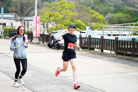 吳佳伊中尉奮力應戰，勇奪25公里女子組第2名。