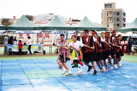 原民舞團熱力演出，帶動現場熱血氛圍。