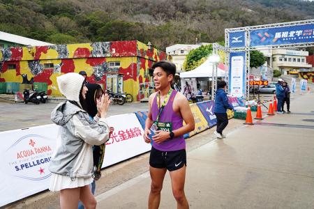 張竹佑上士全力衝刺，榮獲5公里男子組第2名。