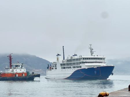 濃霧空中交通停擺　雙船疏運694人抵台