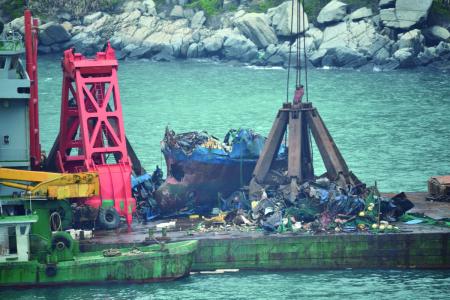 大陸地區「海虹工66」工作船抵東引進行「閩連漁63896」打撈作業，但在吊掛過程中疑似造成海底電纜受損，打撈清除作業緊急喊停。(圖／文：陳其敏)