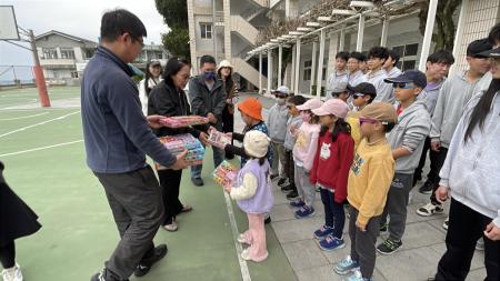 慶祝青年節及兒童節　莒光鄉代會、家長會致贈敬恆禮物