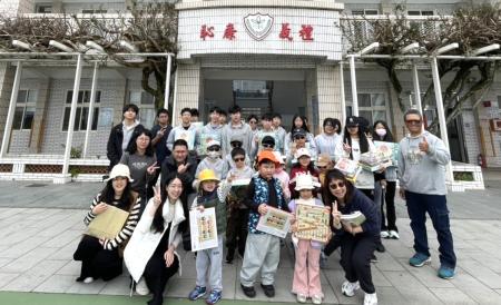 莒光鄉民代表會及敬恆國中小家長會致贈敬恆國中小的學生益智桌遊及古早味抽抽樂，祝賀青年節及兒童節快樂。（圖／文：宋幸儒）