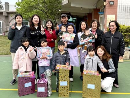 東莒國小兒童節禮物驚喜連連，鄉代會主席史麗彬到校發送「驚喜抽抽樂禮盒」，校方與家長會也同步準備禮物，孩子們開心迎接兒童節。（圖／文：蔡夢玲）